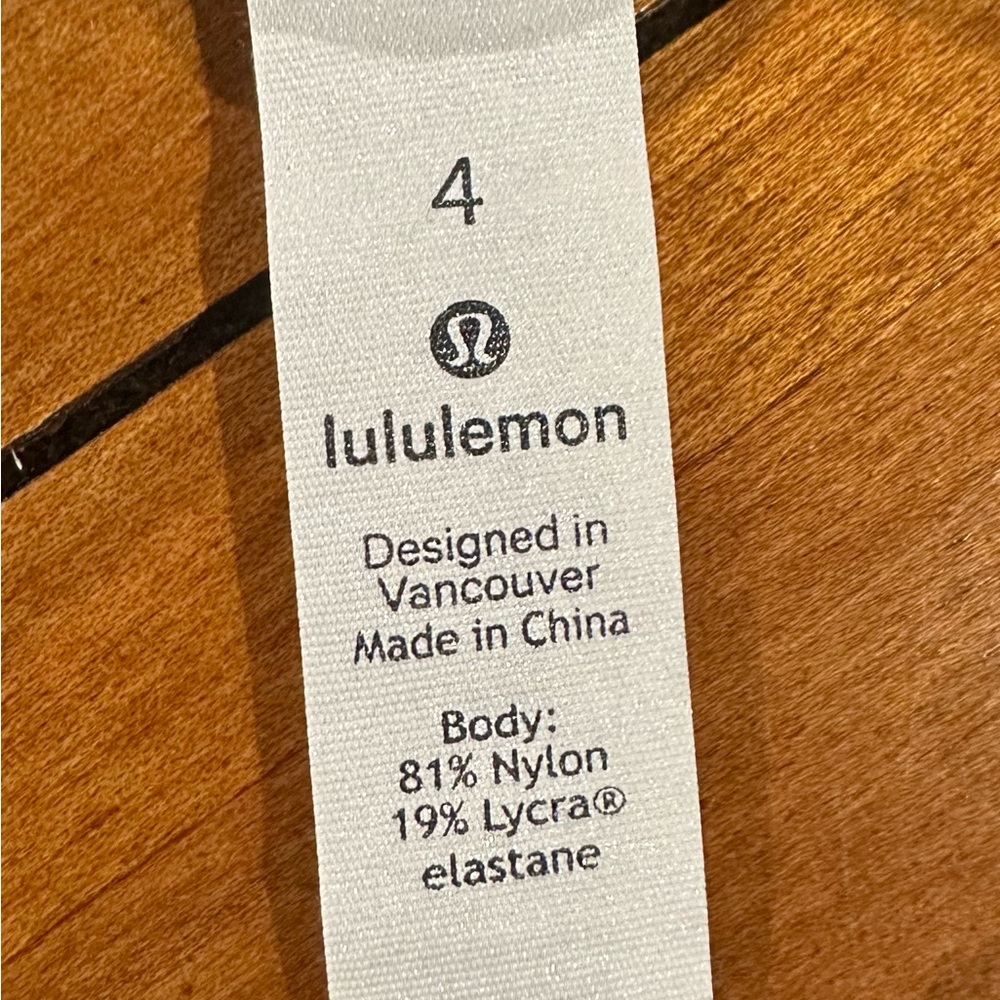 EUC SZ 4 Lululemon Athletica Black Leggings - Picture 5 of 5